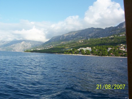 100_0881- Brela-pohled směrem ke Splitu - lodí  na Hvar -.JPG